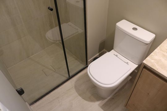 Banheiro de kitnet/studio para alugar com 1 quarto, 29m² em Perdizes, São Paulo