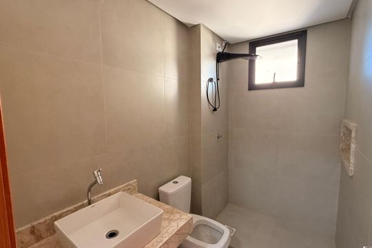 Banheiro de apartamento para alugar com 1 quarto, 49m² em Parque Amazonia, Goiânia