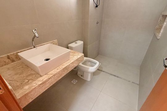 Banheiro de apartamento para alugar com 1 quarto, 49m² em Parque Amazonia, Goiânia