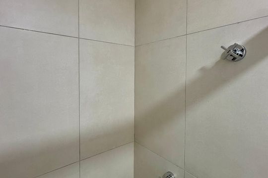 Banheiro  de kitnet/studio para alugar com 0 quarto, 28m² em Jardim das Acacias, São Paulo