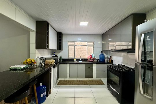 Cozinha 1 de casa à venda com 4 quartos, 174m² em Jardim Kawamoto, Guarulhos