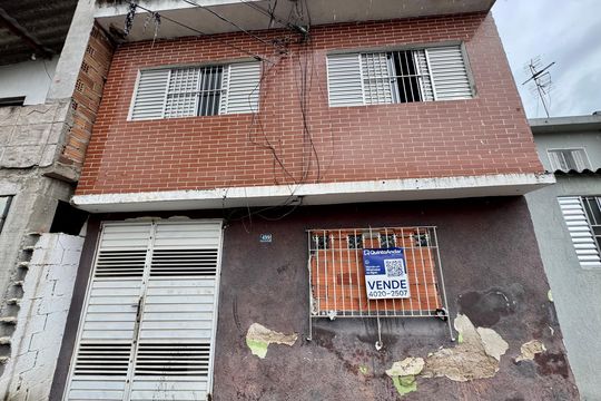 Placa instalada na fachada do imóvel de casa à venda com 4 quartos, 174m² em Jardim Kawamoto, Guarulhos