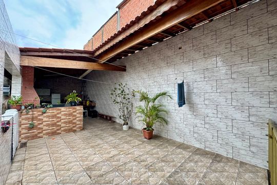 Quintal de casa à venda com 4 quartos, 174m² em Jardim Kawamoto, Guarulhos