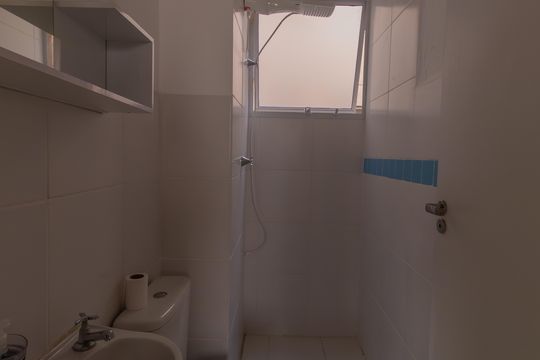 Banheiro social de apartamento para alugar com 2 quartos, 40m² em Jardim Petropolis, Cotia