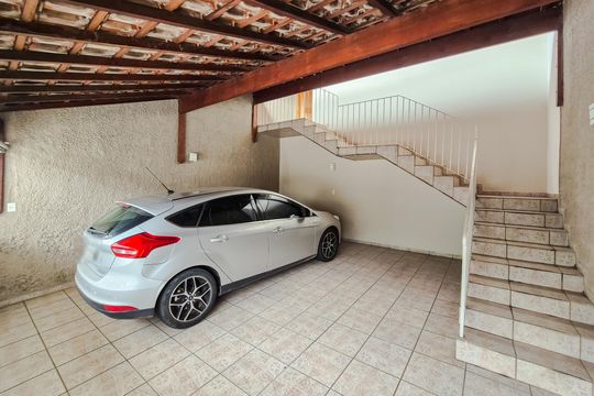 Garagem de casa à venda com 3 quartos, 192m² em Jardim Calux, São Bernardo do Campo