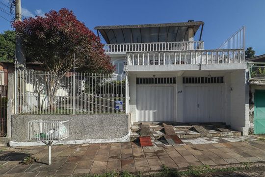 Fachada de casa para alugar com 4 quartos, 140m² em Jardim Carvalho, Porto Alegre