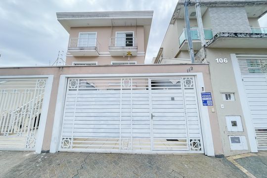 Fachada de casa à venda com 3 quartos, 225m² em Cipava, Osasco