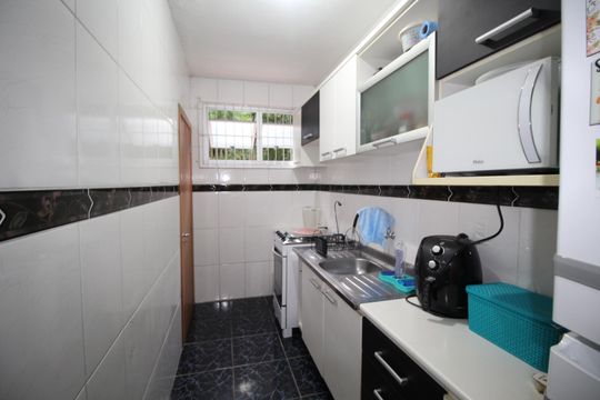Cozinha de apartamento à venda com 1 quarto, 43m² em Jardim Sabará, Porto Alegre