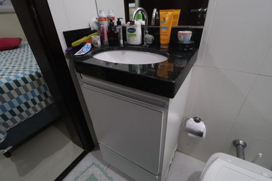 Banheiro do Quarto 2 de apartamento para alugar com 2 quartos, 58m² em Santa Mônica, Uberlândia