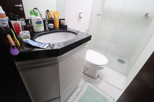 Banheiro do Quarto 2 de apartamento para alugar com 2 quartos, 58m² em Santa Mônica, Uberlândia