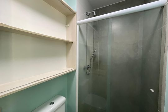 Banheiro de apartamento para alugar com 1 quarto, 55m² em Granja Viana, Cotia
