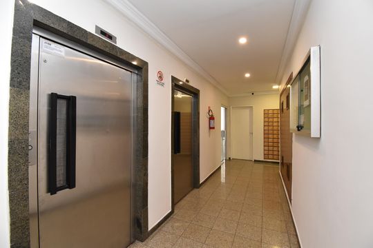 Hall de entrada de apartamento à venda com 1 quarto, 34m² em Bigorrilho, Curitiba