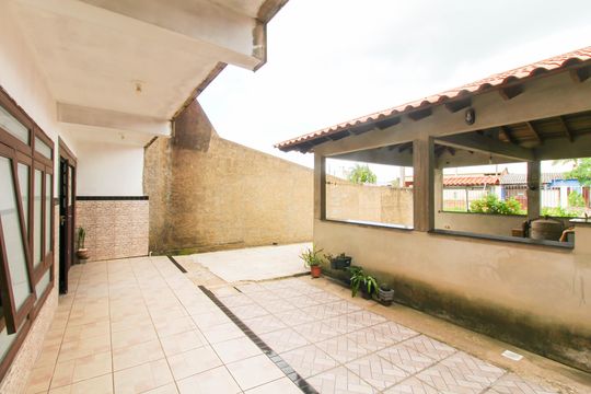 Área externa de casa à venda com 3 quartos, 270m² em Guajuviras, Canoas