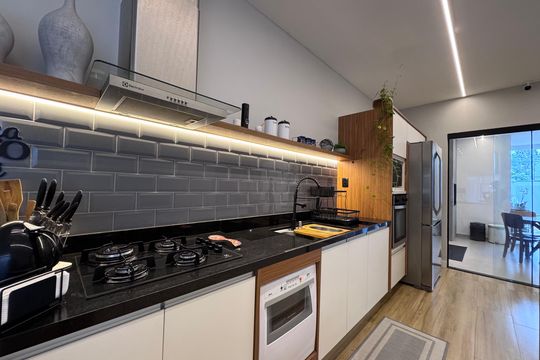 Cozinha de casa de condomínio à venda com 3 quartos, 168m² em Ilha de Guaratiba, Rio de Janeiro
