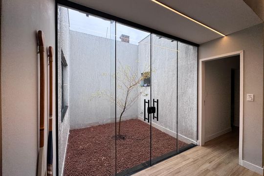 Sala - Jardim de Inverno de casa de condomínio à venda com 3 quartos, 168m² em Ilha de Guaratiba, Rio de Janeiro