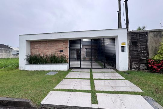 Fachada de casa de condomínio à venda com 3 quartos, 168m² em Ilha de Guaratiba, Rio de Janeiro