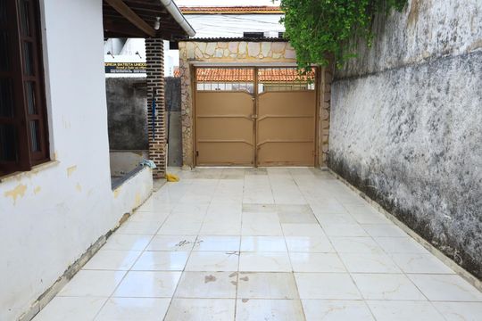 Garagem de casa para alugar com 6 quartos, 250m² em Jardim das Margaridas, Salvador