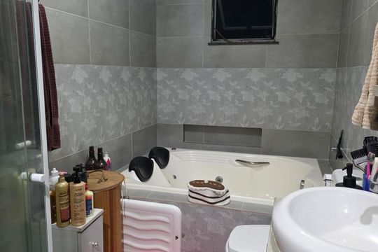 Banheiro de casa de condomínio à venda com 3 quartos, 90m² em Tanque, Rio de Janeiro