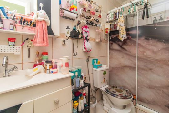 Banheiro de apartamento à venda com 2 quartos, 80m² em Cristal, Porto Alegre