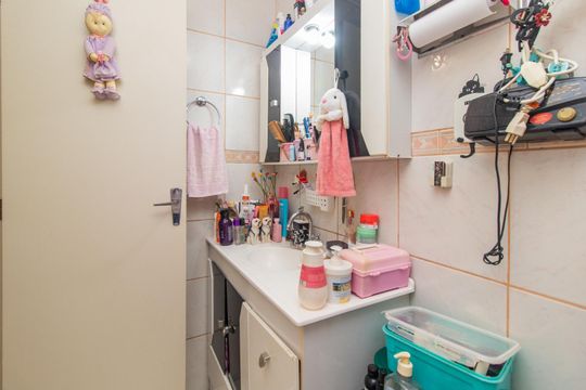 Banheiro de apartamento à venda com 2 quartos, 80m² em Cristal, Porto Alegre