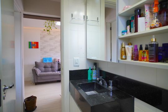 Banheiro de apartamento à venda com 2 quartos, 56m² em Ipanema, Porto Alegre