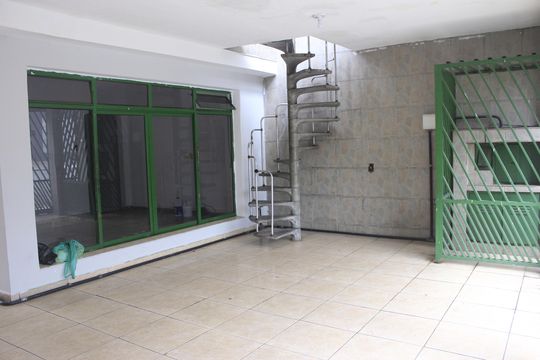 Garagem  de casa à venda com 4 quartos, 300m² em Vila Sao Rafael, Guarulhos
