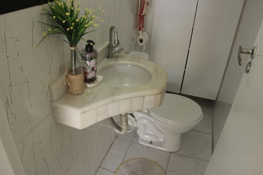 Lavabo de casa de condomínio para alugar com 3 quartos, 100m² em Macuco, Santos