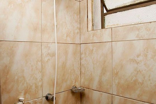 Banheiro de apartamento à venda com 1 quarto, 46m² em Azenha, Porto Alegre