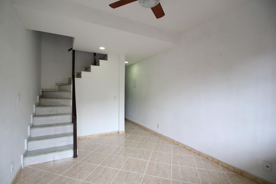 Sala de casa de condomínio à venda com 2 quartos, 57m² em Taquara, Rio de Janeiro
