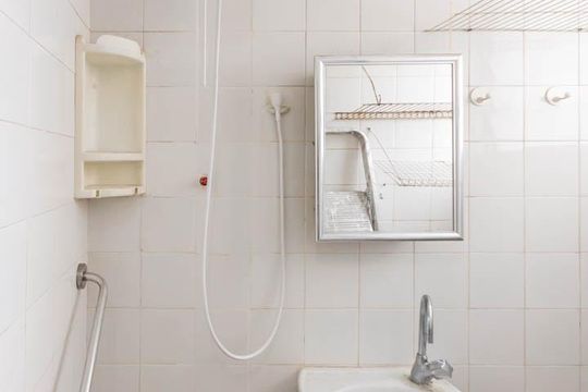 Banheiro de serviço de apartamento à venda com 1 quarto, 51m² em Grajaú, Rio de Janeiro