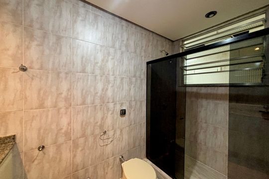 Suíte - banheiro de apartamento à venda com 3 quartos, 150m² em Copacabana, Rio de Janeiro