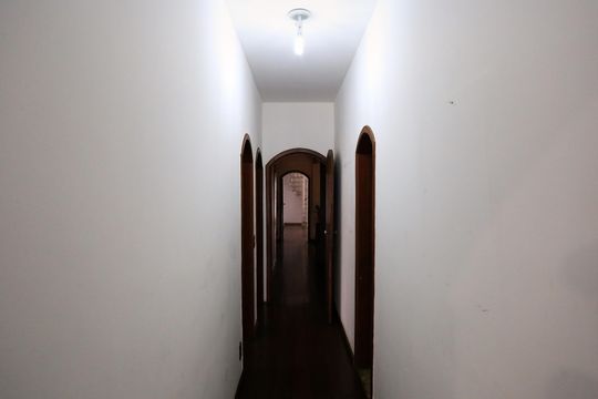 Corredor de casa à venda com 7 quartos, 400m² em Sagrada Família, Belo Horizonte