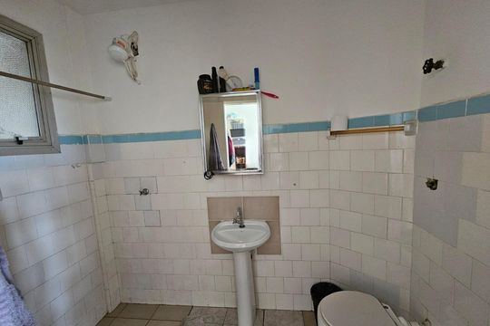 Banheiro de kitnet/studio à venda com 1 quarto, 24m² em Centro Histórico, Porto Alegre