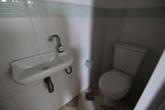 Banheiro de Serviço de apartamento à venda com 3 quartos, 110m² em Anil, Rio de Janeiro