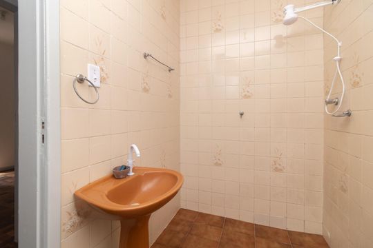 Banheiro de apartamento à venda com 3 quartos, 80m² em Centro Histórico, Porto Alegre