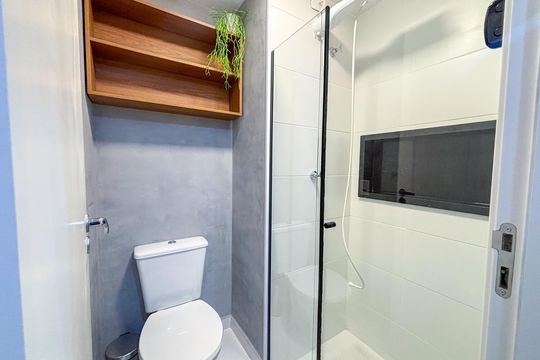 Banheiro Social de kitnet/studio à venda com 1 quarto, 27m² em Pinheiros, São Paulo