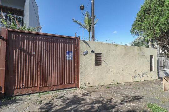 Fachada de casa à venda com 3 quartos, 300m² em Jardim Dona Leopoldina, Porto Alegre
