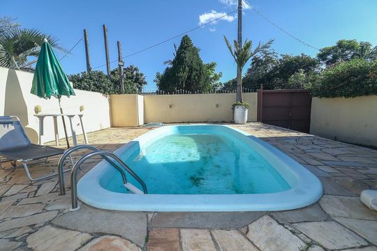 Piscina de casa à venda com 3 quartos, 300m² em Jardim Dona Leopoldina, Porto Alegre