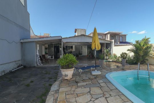 Piscina de casa à venda com 3 quartos, 300m² em Jardim Dona Leopoldina, Porto Alegre