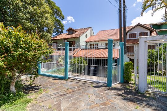 Fachada de casa à venda com 3 quartos, 154m² em Campo Novo, Porto Alegre