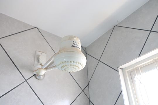 Banheiro de kitnet/studio para alugar com 1 quarto, 34m² em Vila Perdiz, Goiânia