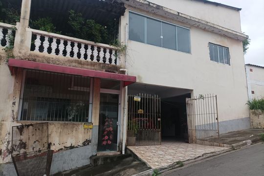 Fachada de casa à venda com 5 quartos, 300m² em Recanto Silvestre (fazendinha), Santana de Parnaíba