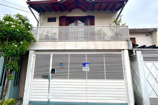 Placa instalada na fachada do imóvel  de casa à venda com 5 quartos, 202m² em Vila Itapegica, Guarulhos