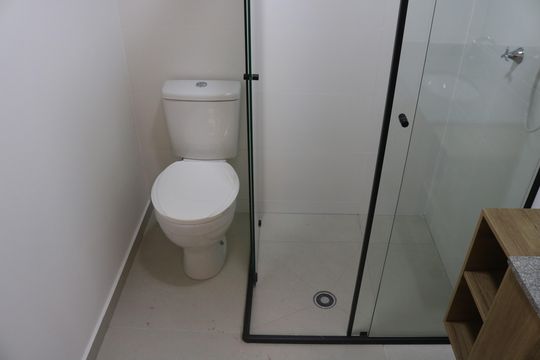 Banheiro de kitnet/studio para alugar com 1 quarto, 29m² em Perdizes, São Paulo