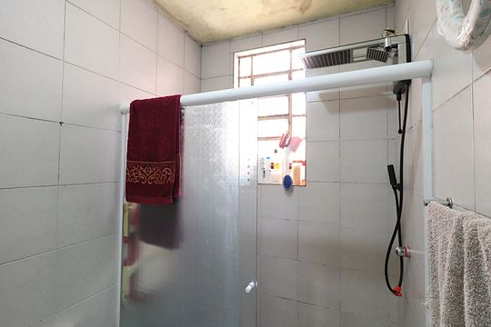 Banheiro  de apartamento à venda com 2 quartos, 50m² em Floresta, Porto Alegre