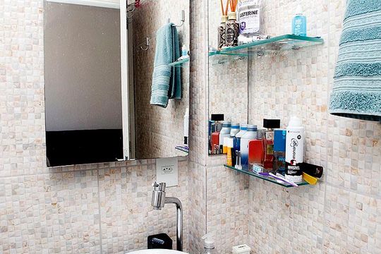 Banheiro de apartamento à venda com 1 quarto, 30m² em Azenha, Porto Alegre