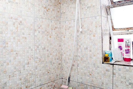 Banheiro de apartamento à venda com 1 quarto, 30m² em Azenha, Porto Alegre