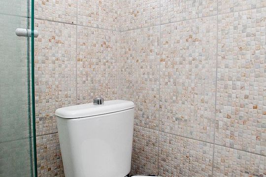 Banheiro de apartamento à venda com 1 quarto, 30m² em Azenha, Porto Alegre