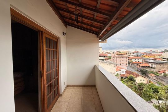 Casa à venda com 3 quartos, 360m² em Alto Caiçaras, Belo Horizonte
