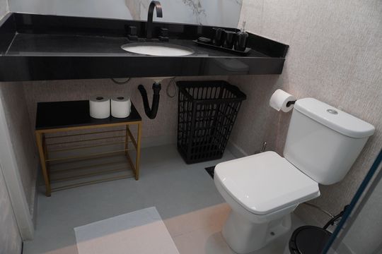 Banheiro de kitnet/studio para alugar com 1 quarto, 27m² em República, São Paulo